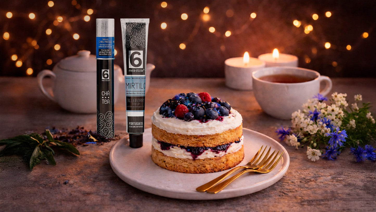 Bolo Romântico de Frutos do Bosque e Pétalas de Centaúrea