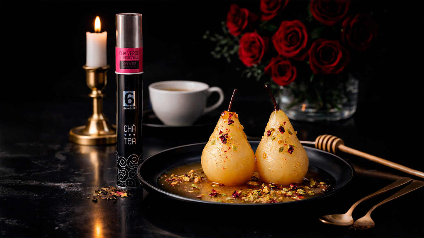 Pêras Escalfadas em Chá Verde com Menta e Rosas com Mel Multifloral