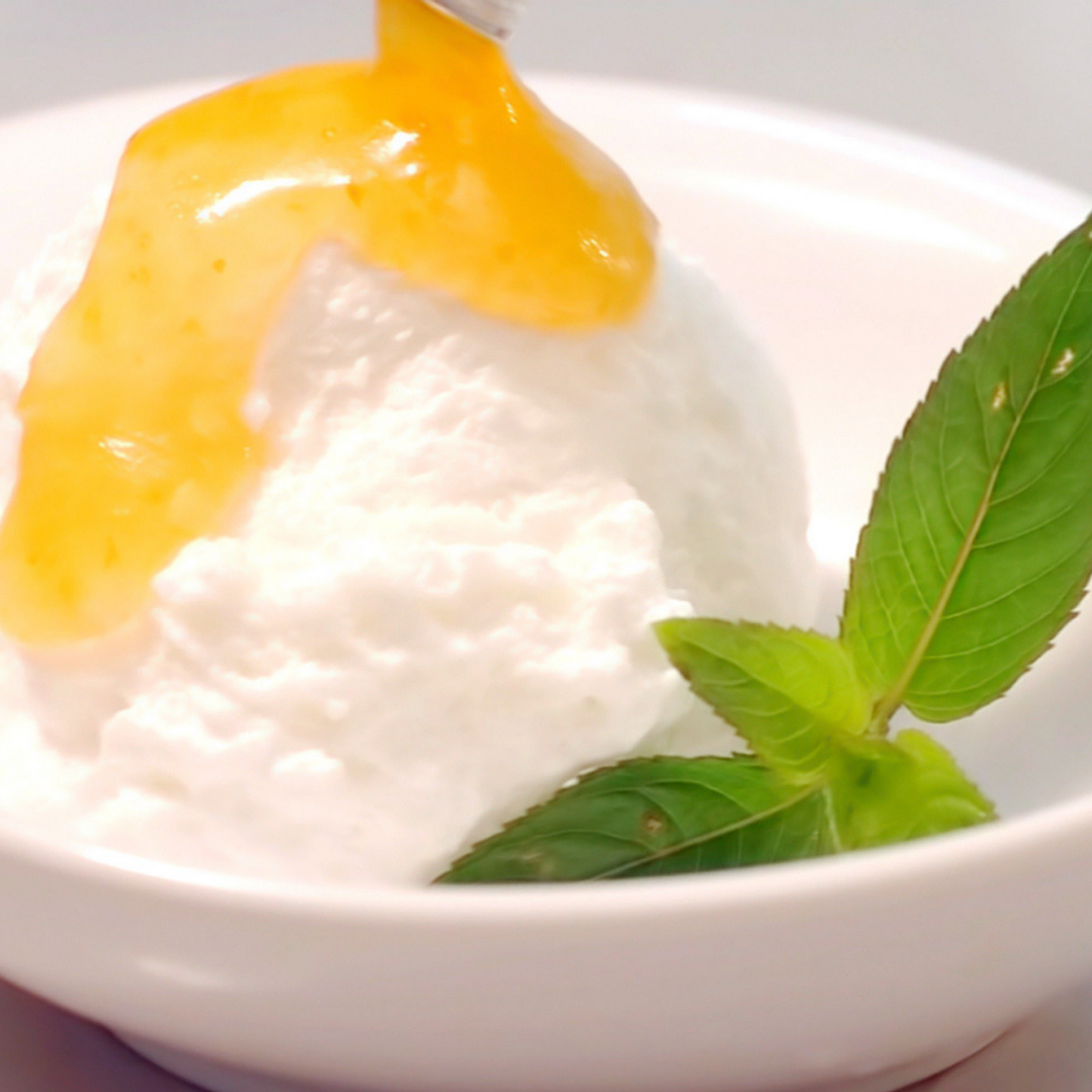 Gelado com cobertura de Compota de Ananás dos Açores com Erva-príncipe meia.dúzia®