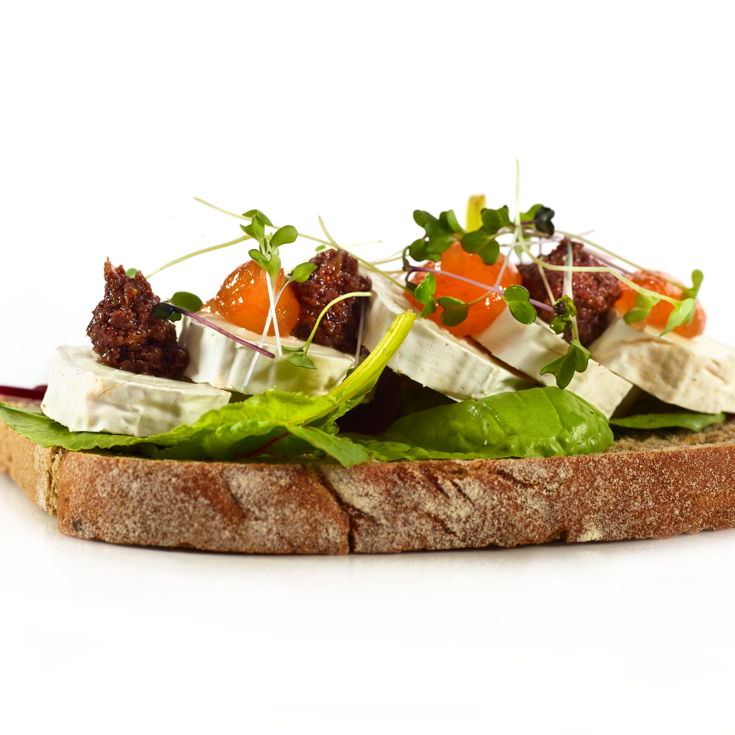 Tosta de Queijo de Cabra com Pasta de Azeitona Negrinha do Douro, receita do Chef Álvaro Costa, incluida na BOX CHEF - 1ª Edição com Livro de Receitas meia.dúzia®. BOX CHEF com Livro de Receitas | Prenda de Aniversário para Homem. Sabores de Portugal num presente de aniversário gourmet que todos amam receber. meia.dúzia® Sabores de Portugal, prendas de aniversário gourmet